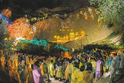山西大同：《何以悬空寺》成“最大崖壁光影秀”